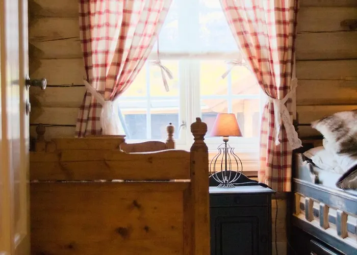 Nydelig Hyttetun Pa Torpoasen *